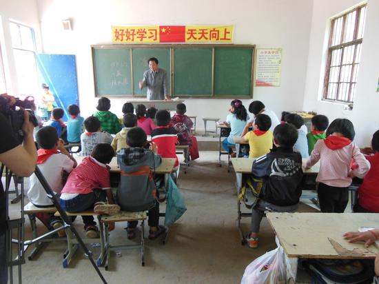 毛澤東扮演者徐長征為希望小學(xué)師生宣講毛主席事跡