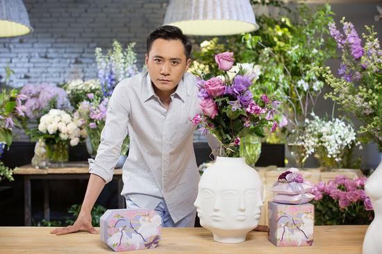 刘烨首当花艺师献礼母亲节 - 手机新浪网