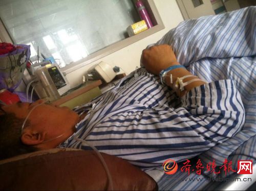 父亲黄建桃住院期间，黄鑫霞每天都要陪护在床前。当事人供图。