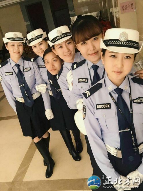 <em>呼和浩特女</em>交警版《小苹果》走红_新浪内蒙古