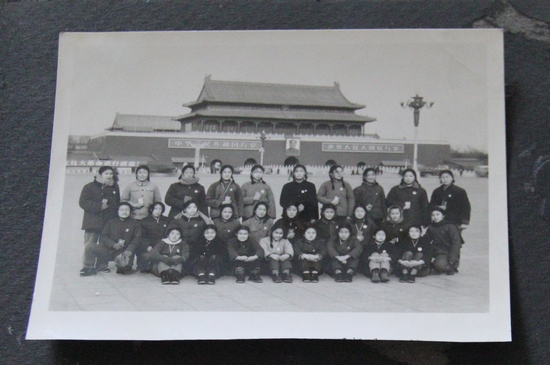 在奔赴延安下乡之前,姚丹和全班女生在天安门广场合影留念。