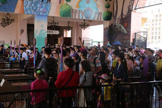 欧乐堡游客排队入园