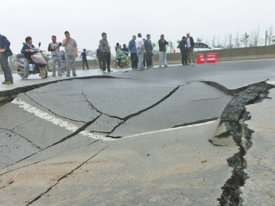 鄭州市鄭密路上塌陷現(xiàn)場(chǎng)