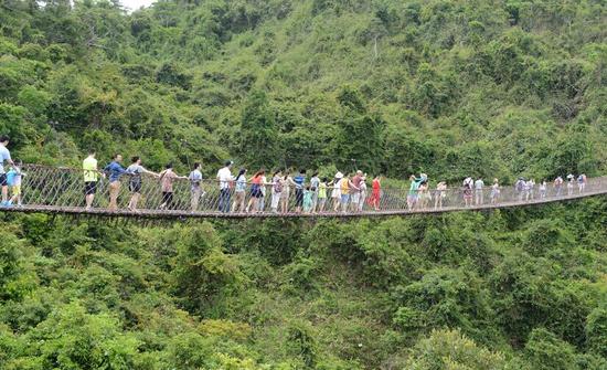 江龙索桥、热带天堂广场等著名景点倍受游客青睐