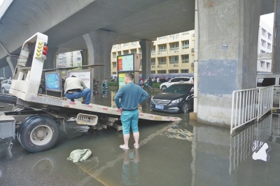 拖車正將泡水車輛拖離