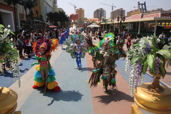 俄罗斯美女天团加盟花车表演