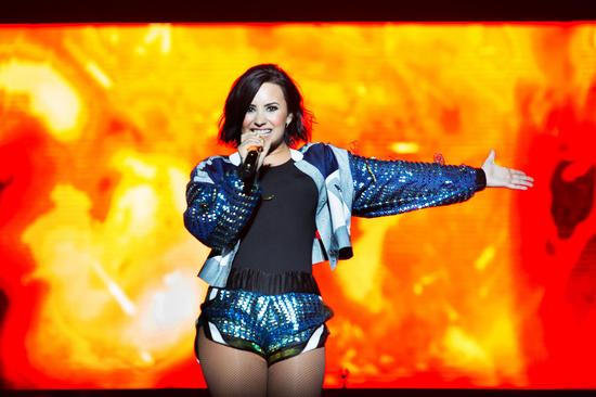 5月2日 首来华演出的Demi Lovato被乐迷热情感染