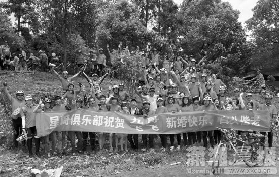 5月2日，長沙縣黃花鎮，新郎新娘與數十名騎友合影。圖/瀟湘晨報記者 朱輝峰