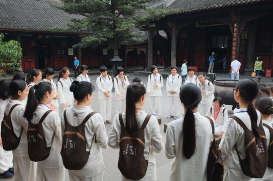 在辅导员的带领下巡礼寺院，了解寺院建筑及历史