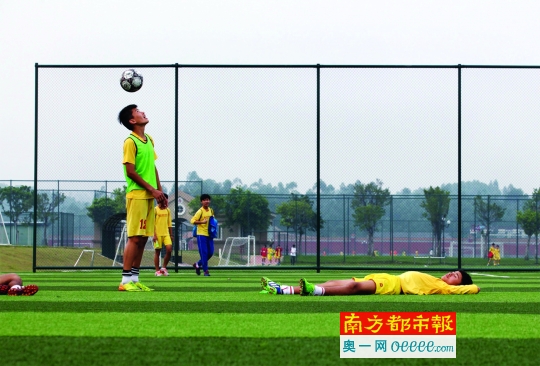 4月28日,恒大皇马足球学校,训练结束后,有同学继续在操场上练球。