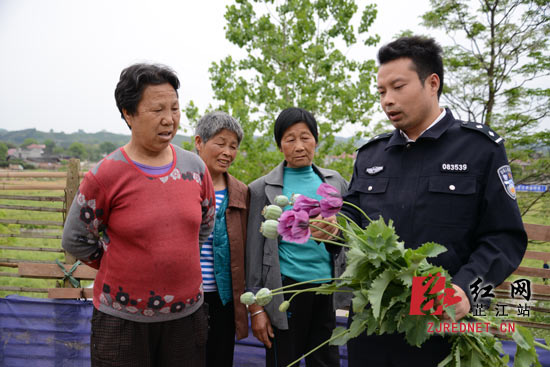 民警为群名普及毒品常识，增强防毒意识 