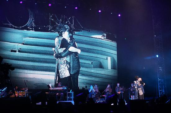 周华健与戴荃拥抱