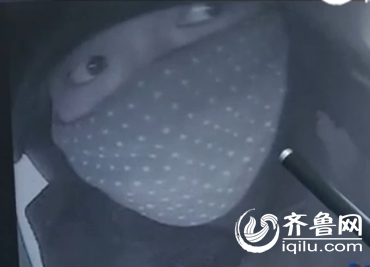 监控录像显示嫌疑人曾经试图从取款机盗取受害人的钱(视频截图)