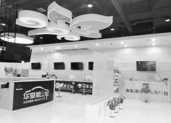 游客集散中心内门庭冷落，一些公司和旅行社柜台甚至连值班人员都看不到。 （图片来源：生活日报）