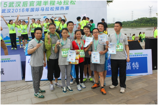 最終歷經(jīng)1一個半小時后，“福特跑團”的全部小伙伴都順利完成比賽，齊心協(xié)力、協(xié)同沖線