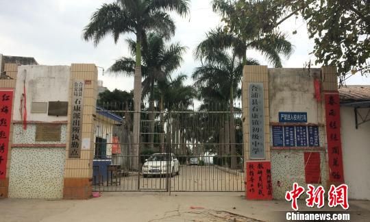 5月3日，广西合浦县石康镇初级中学大门处一片安静。　陈燕　摄