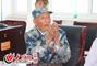 李继德老人感谢大家对他的关心。（见习记者 孙剑 摄）