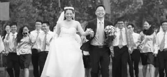 “許你一場校園婚禮，世界再大也要成家。”