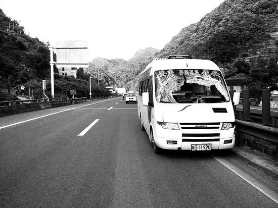 客車前擋風(fēng)玻璃被山石砸了一個大洞