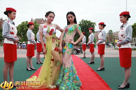 成都准空姐变身模特上演华服秀 颜值爆表长腿吸睛