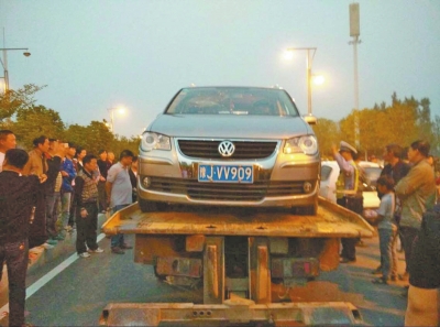 肇事車輛被警方拖走