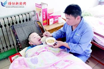 王全楊在喂母親。