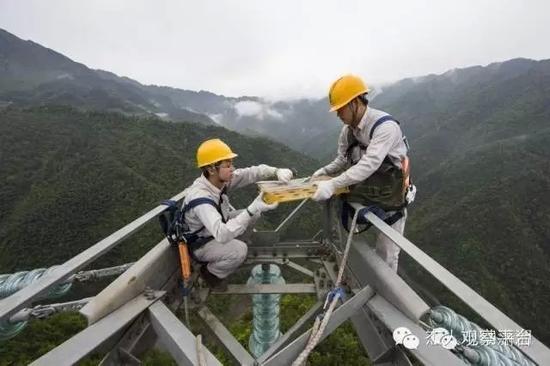 国家电网90后巡线工与眼镜蛇对峙:人最重要是