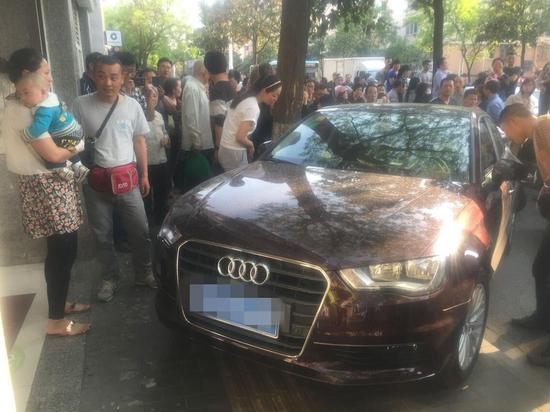 女子买奶茶不愿排队 起争执开豪车撞人