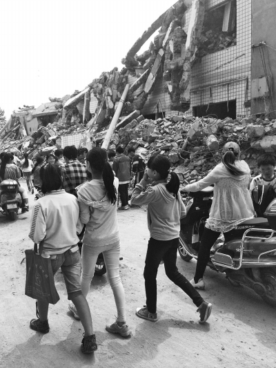 拆遷現場未設封閉圍擋，學生冒險從廢墟旁走過。