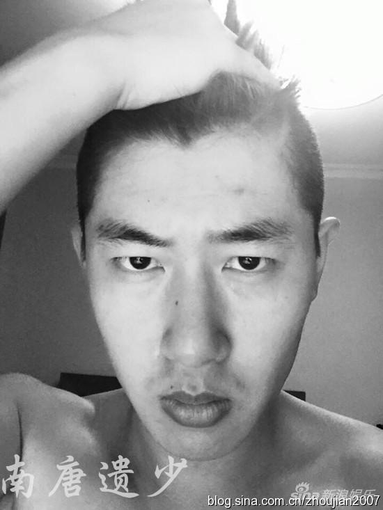 范伟儿子耍酷自拍