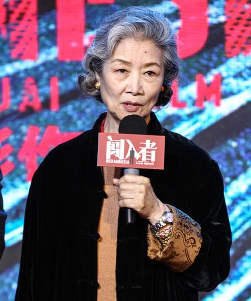 演员吕中表示自己饰演一位问题老人