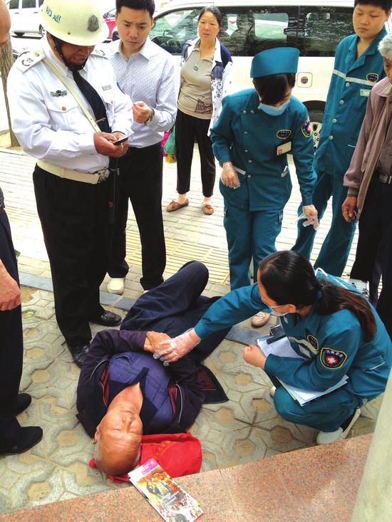 躺著一位雙手捂胸、雙眼緊閉、滿嘴白沫的老人