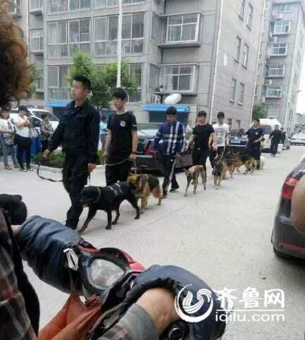 警方在案发小区内巡查。(资料图)