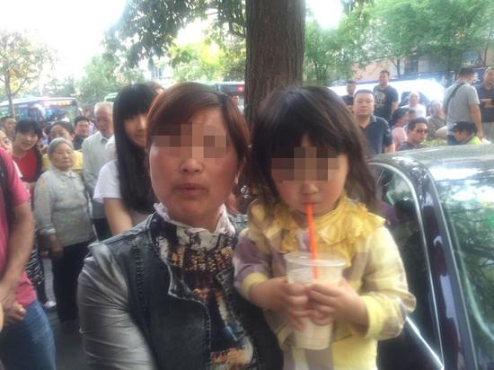 女子买奶茶不愿排队 起争执开豪车撞人