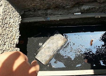 简姓男子涉嫌偷取一只名牌包,将里面新台币900元拿走后,把市值约3万元的包包丢弃水沟,被害人看了心凉一截,大骂不识货。