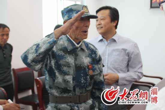 座談會結束后，李繼德老人向大家行軍禮。（見習記者 孫劍 攝）