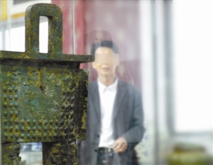 洪大超和他收藏的青铜器。