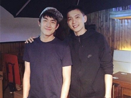 杨鸣微博晒与林更新合影 首称自己输了颜值(图)_新浪辽宁_新浪网