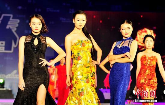 成都准空姐变身模特上演华服秀 颜值爆表长腿吸睛