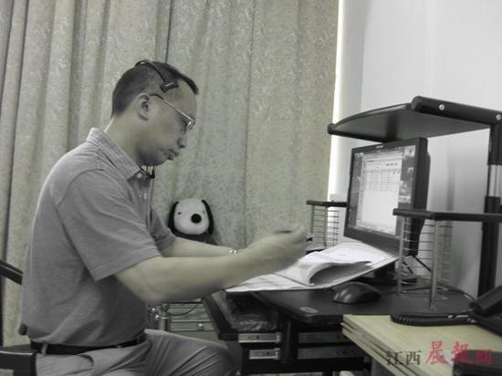 省精神病院王主任正在接听咨询者的热线。 晨报记者 樊依 图