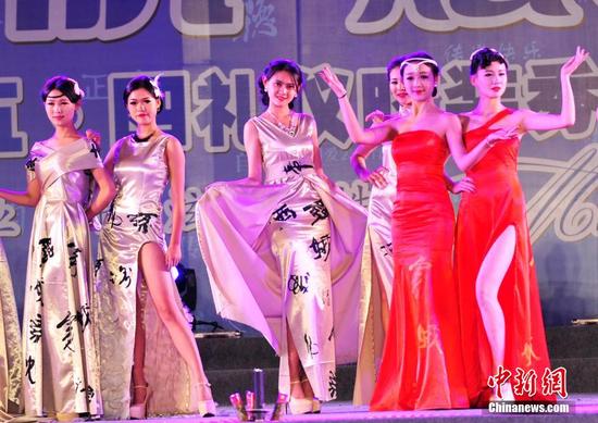 成都准空姐变身模特上演华服秀 颜值爆表长腿吸睛