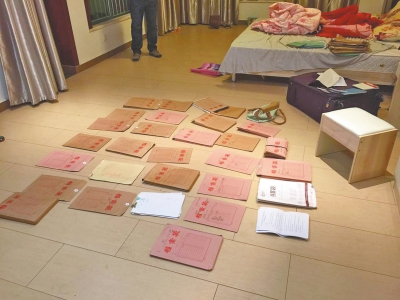 在董某某潛逃住處查獲的部分詐騙合同