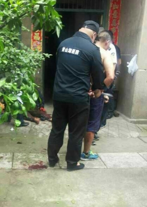 王某(打赤膊者)已经被警方控制
