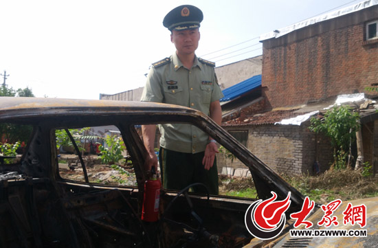 图为5月3日经十路自燃的轿车,董兵说车内尽量配备灭火器,放在驾驶员触手能及的位置。