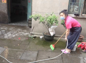 邻居在冲洗地上的血迹