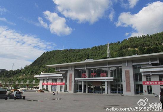 巴中火车站悬挂损毁国旗 回应称刮风下雨损坏