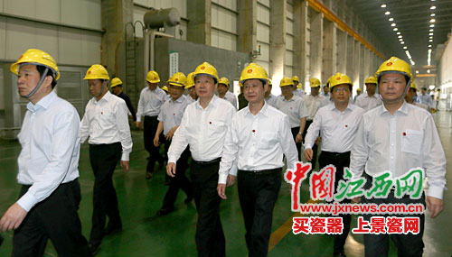 5月5日,湖北省党政代表团成员在瑞昌市码头工业城考察理文造纸项目。