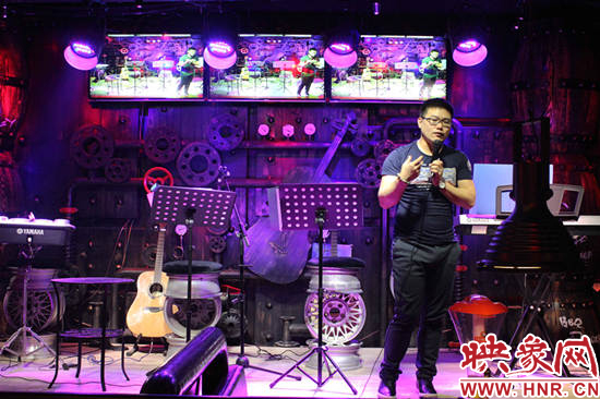 主持人張中偉在南泥灣文化路特色音樂吧臺主持