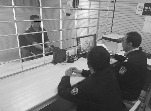 民警正在對杜某進行訊問。(警方供圖)