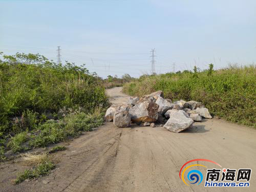 国土执法人员遇大石堵路。